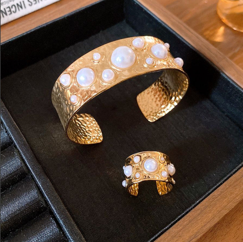 Pulsera de metal con patrón de cuadrícula geométrica de tono frío minimalista con acabado galvanizado para mujer