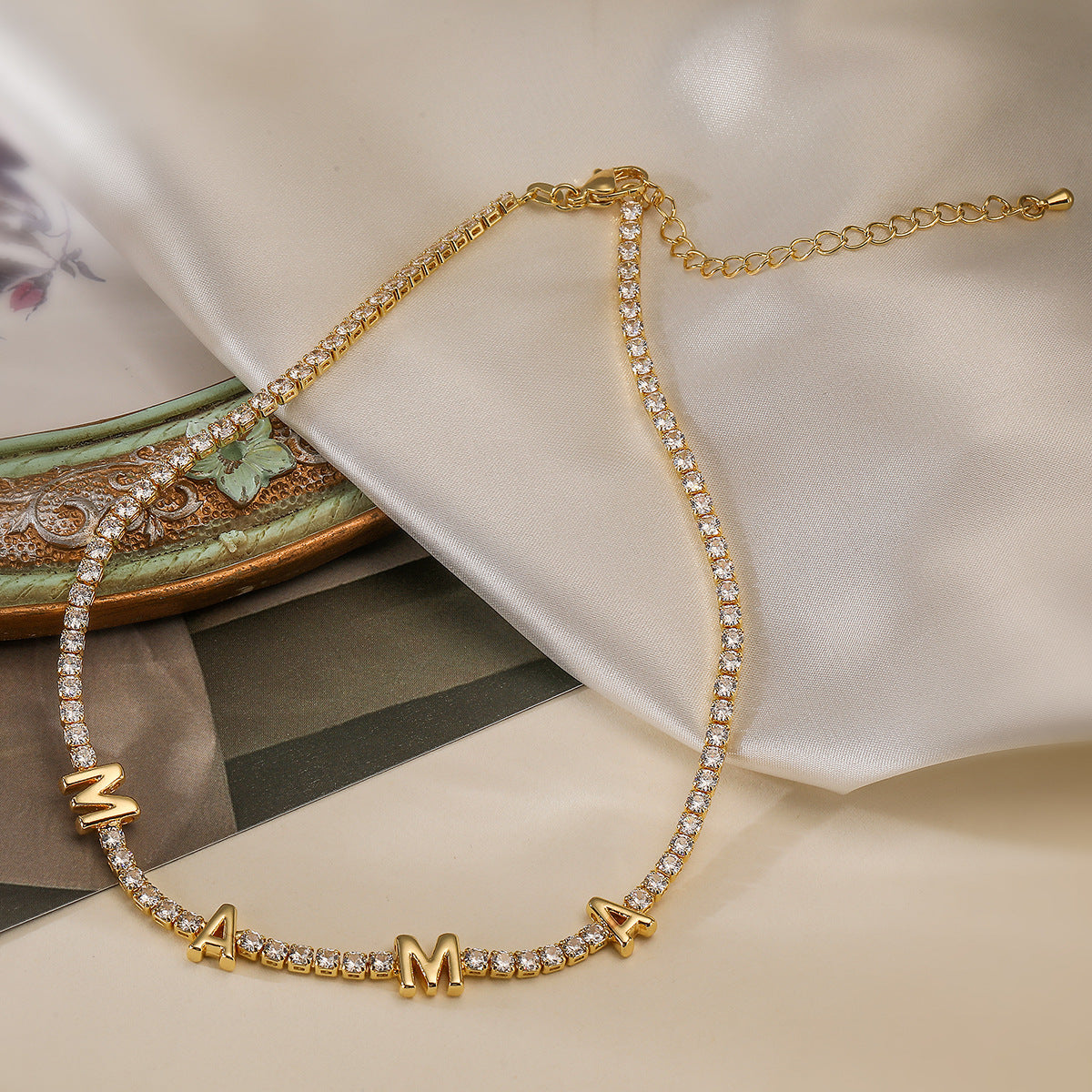 Collana con ciondolo geometrico minimalista "LOVE" e "MOM" in rame placcato oro 18K con zirconi