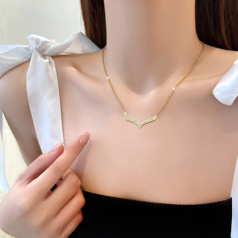 Collana girocollo a catena con strass a forma di V in acciaio al titanio minimalista con ciondolo floreale fresco e dolce