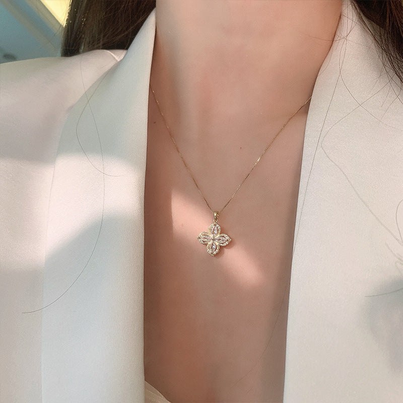Collana con ciondolo girevole a quadrifoglio con charm in rame placcato oro su catena O in acciaio al titanio per uomo e donna