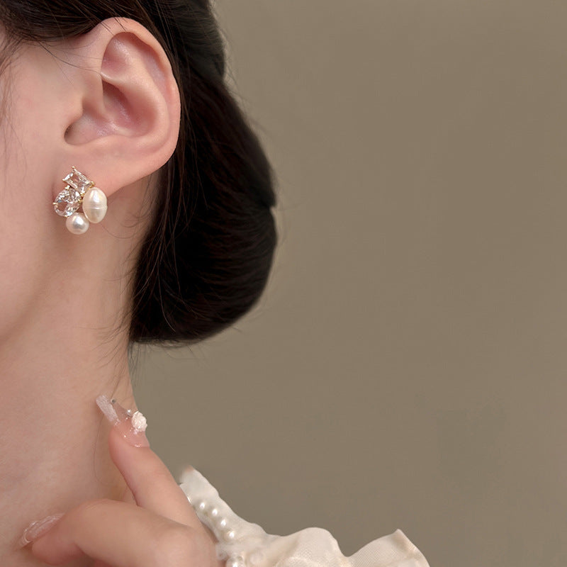 Orecchini di Lusso a Perno Geometrici con Perle d'Acqua Dolce e Intarsio di Zirconi, per Donne, Ispirazione Francese, Eleganza Minimalista e Raffinata