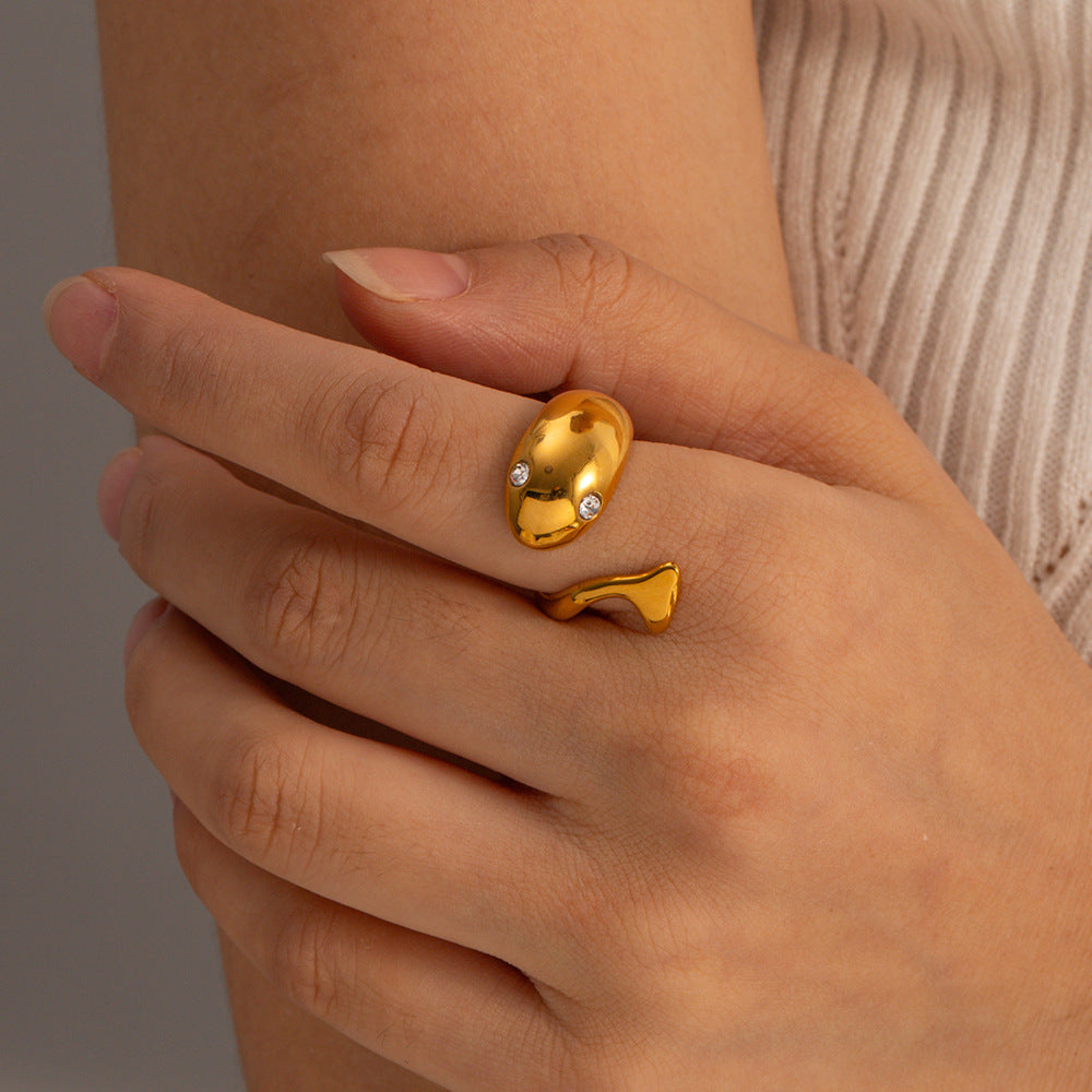 Anillo de acero de titanio geométrico ajustable con forma de pez estilo INS con chapado en oro de 18 quilates