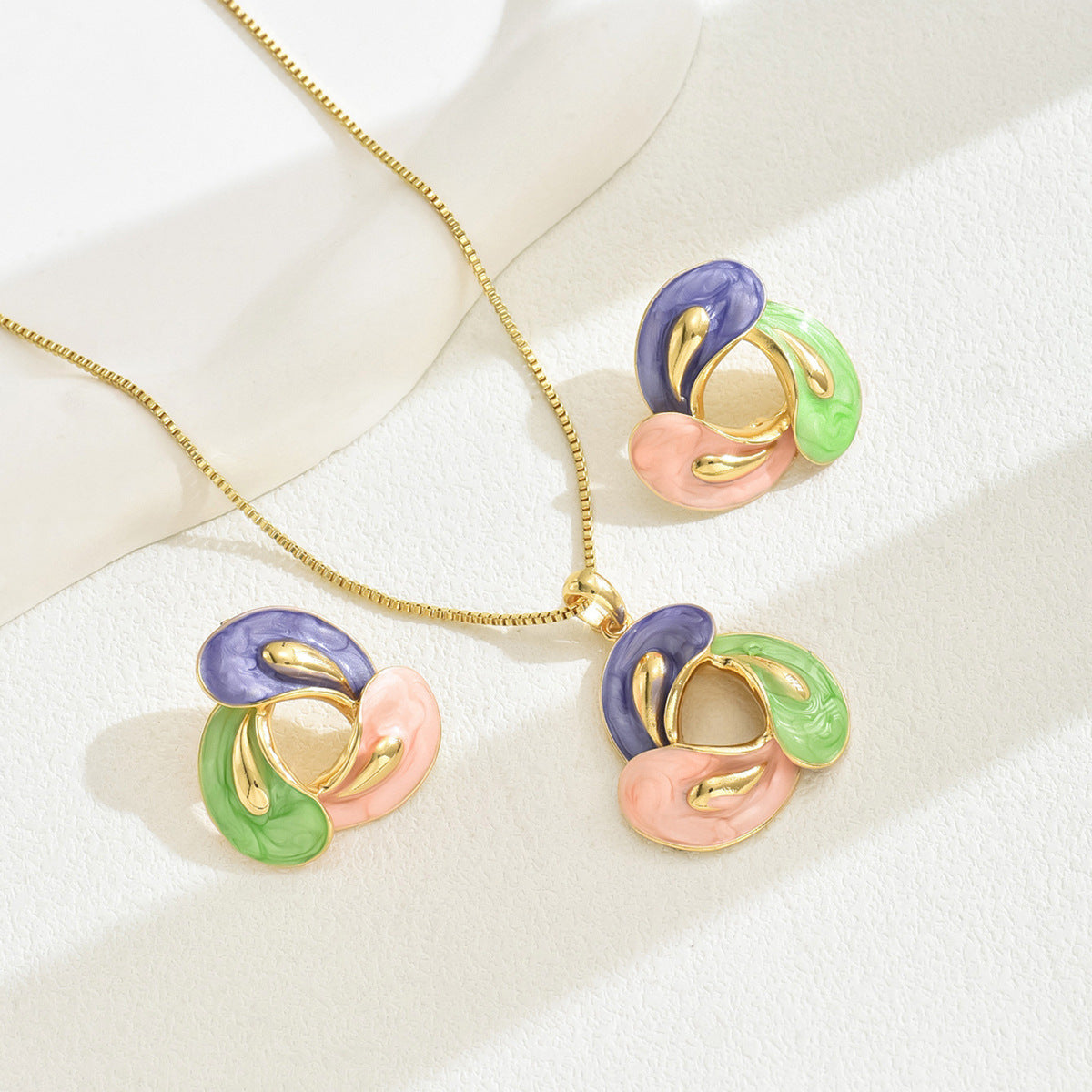 Juego de collar con colgante de gota de agua geométrica estilo elegante para oficina con aretes a juego en cobre con acabado al óleo