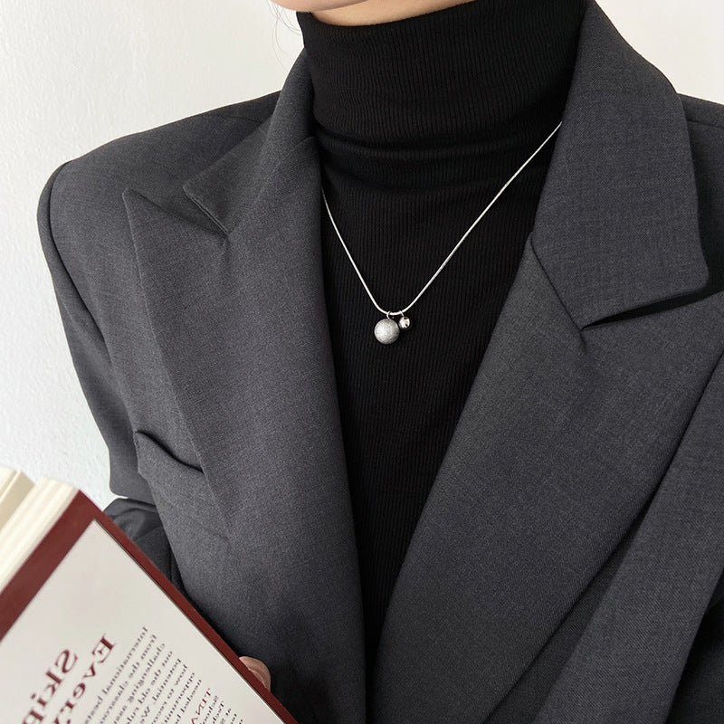 Collana minimalista in acciaio al titanio con sfera geometrica e placcatura in oro per donna e uomo