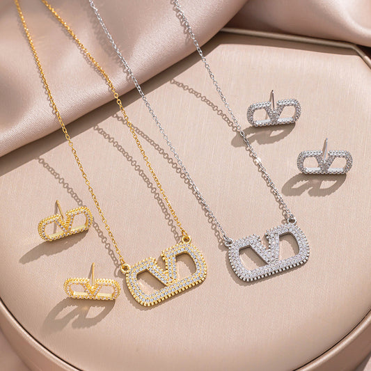 Elegant V-Shaped Titanium Steel Necklace with Vacuum Plating for Hypoallergenic Wear, Minimalist Clavicle Chain with Full Rhinestone Inlay