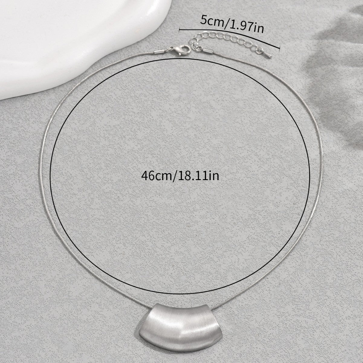 Collana con Pendente Geometrico Minimalista in Lega di Zinco con Finitura Placcata da Donna, Lunga Catena alla Clavicola