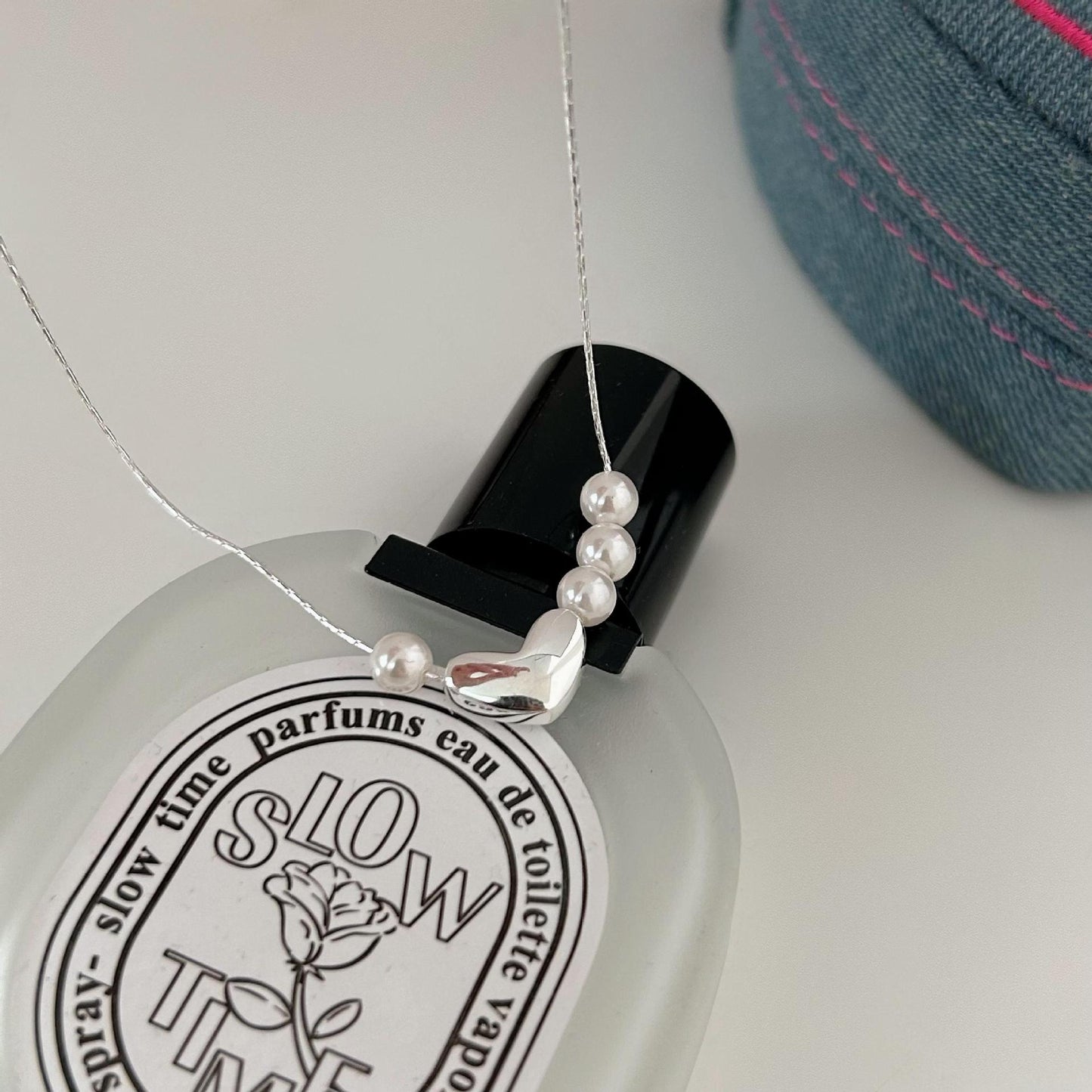 Collana con Ciondolo a Cuore Minimalista in Argento Sterling 925 con Finitura Placcata e Catena Laterale a Serpente