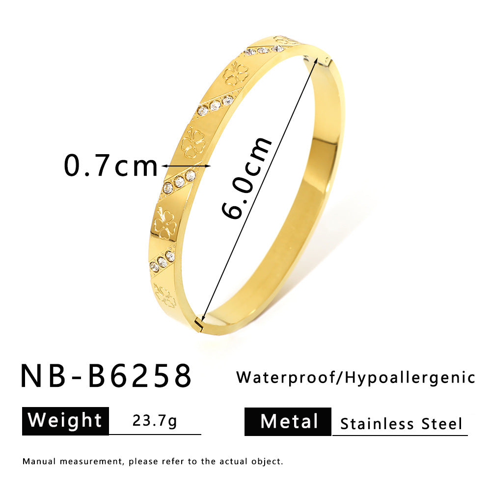 Bracciale in Acciaio Inossidabile a Forma di Cuore e Trifoglio Minimalista con Lettera, Design Traforato e Placcatura Sottovuoto in Oro 18K