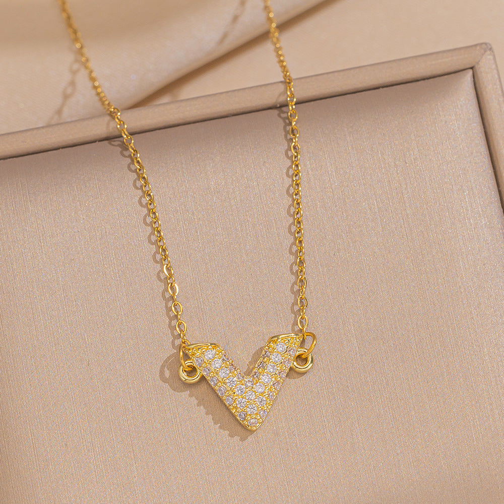 Collana da donna lussuosa e minimalista in acciaio al titanio a V con pendente placcato oro e catena a maglie ovali