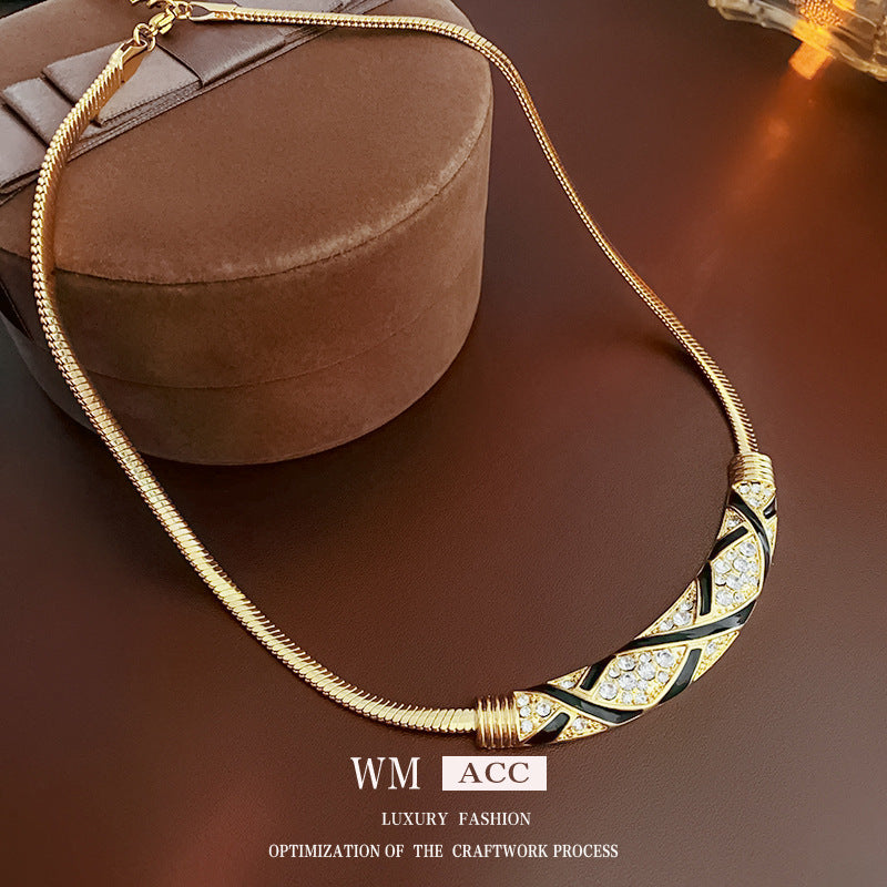 Collar de cadena de serpiente de cobre chapado con forma de arco geométrico vintage para mujer con incrustaciones de diamantes de imitación