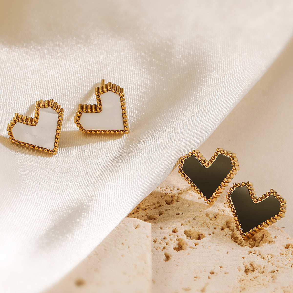 Orecchini a perno a cuore da donna in acciaio inossidabile placcato oro 18 carati con micro pavé minimalista alla moda
