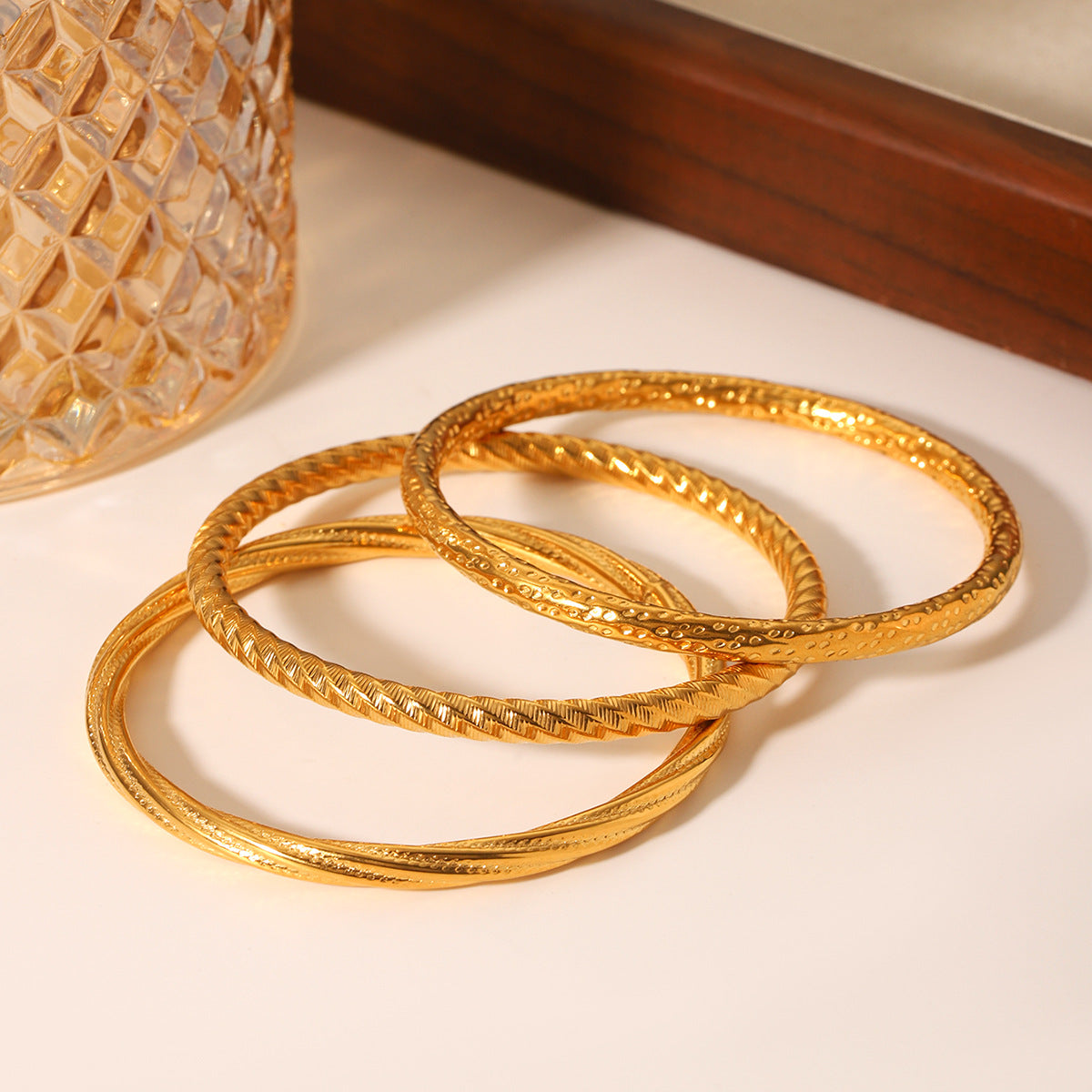 Bracciale da donna in acciaio inossidabile testurizzato cavo minimalista con finitura placcata