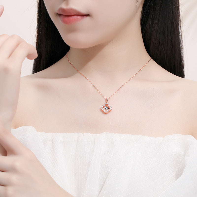 Collana con ciondolo a quadrifoglio minimalista da donna in acciaio al titanio con finitura placcata su catena a O