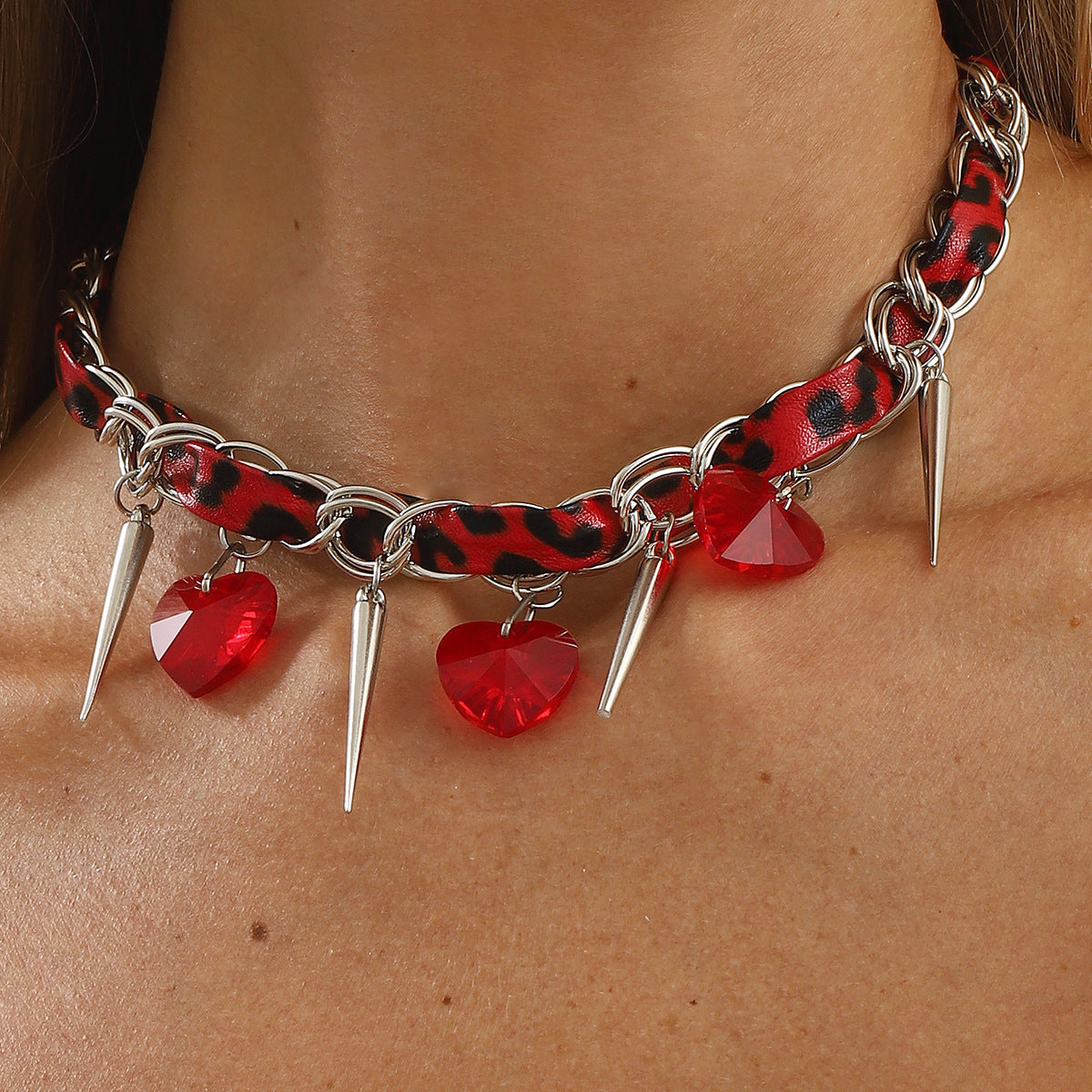 Collana da donna in pelle con stampa leopardata in stile lussuoso con ciondolo a perla in vetro, catena clavicola minimalista con finitura placcata