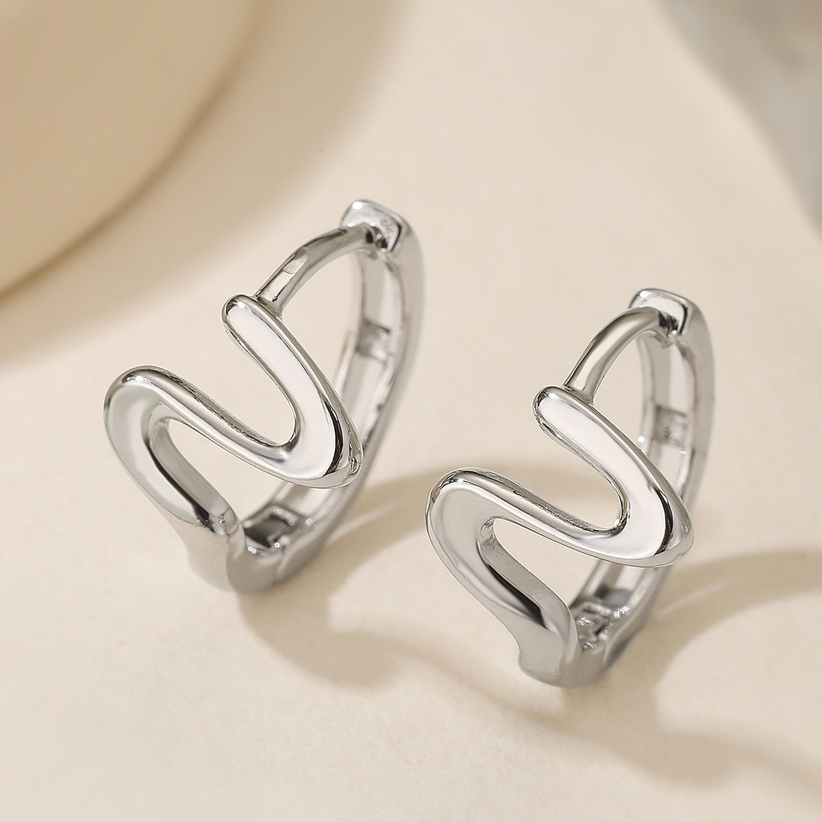 Pendientes minimalistas de cobre con forma geométrica irregular y baño de oro de 18K para mujer