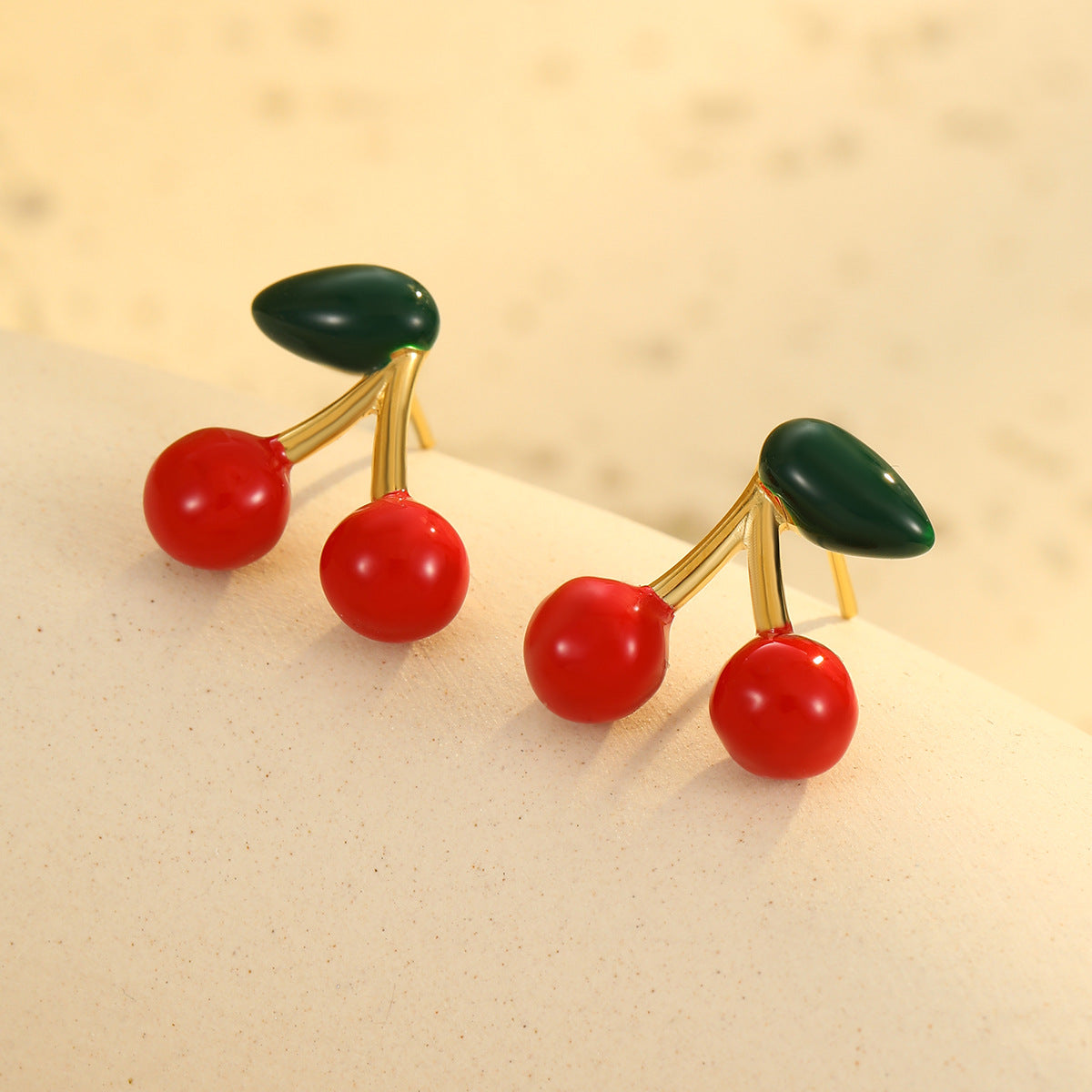 Orecchini da donna chic a forma di ciliegia in acciaio inossidabile con finitura placcata, orecchini a perno alla moda da ufficio con motivi di frutta e foglie