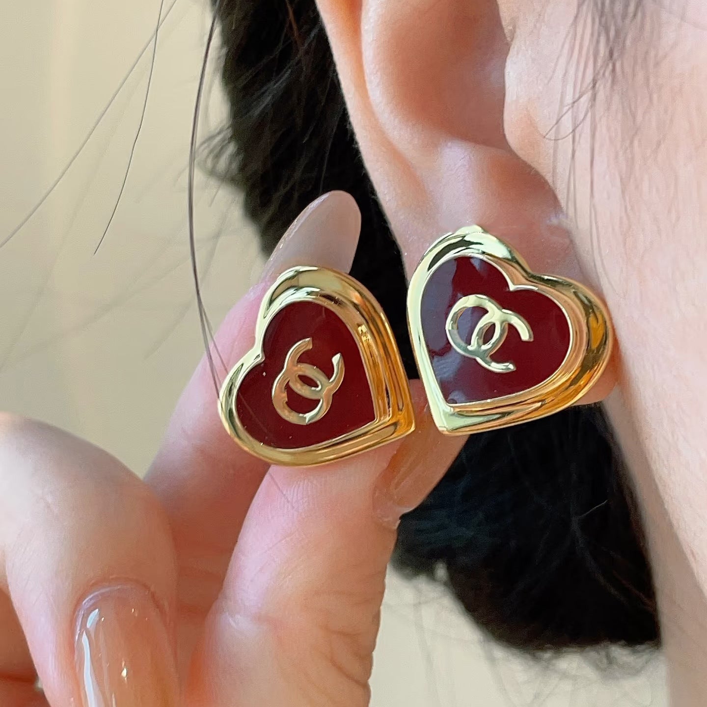 Eleganti Orecchini a Cuore con Lettera, in Ottone Placcato Oro Vintage, Intarsi in Resina e Perni in Argento Sterling 925 da Donna