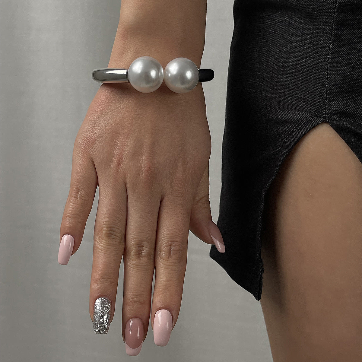 Bracciale primaverile esagerato con perle geometriche in lega con finitura galvanica da donna