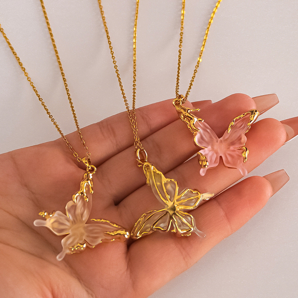 Collana pendente a farfalla minimalista in acciaio inossidabile con finitura placcata sottovuoto in oro 18 carati su catena a O per donna
