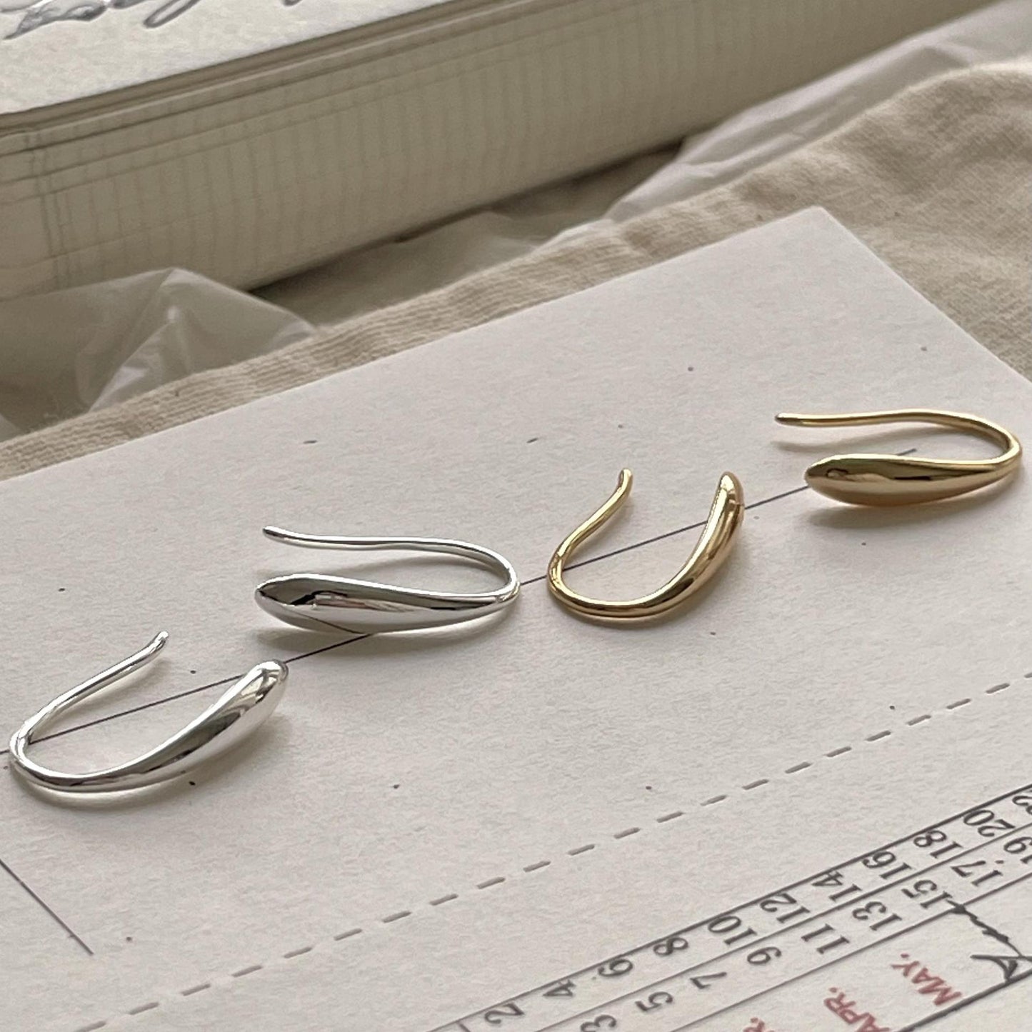 Aretes minimalistas con forma de lágrima de plata de ley 925 con motivos florales y de notas musicales