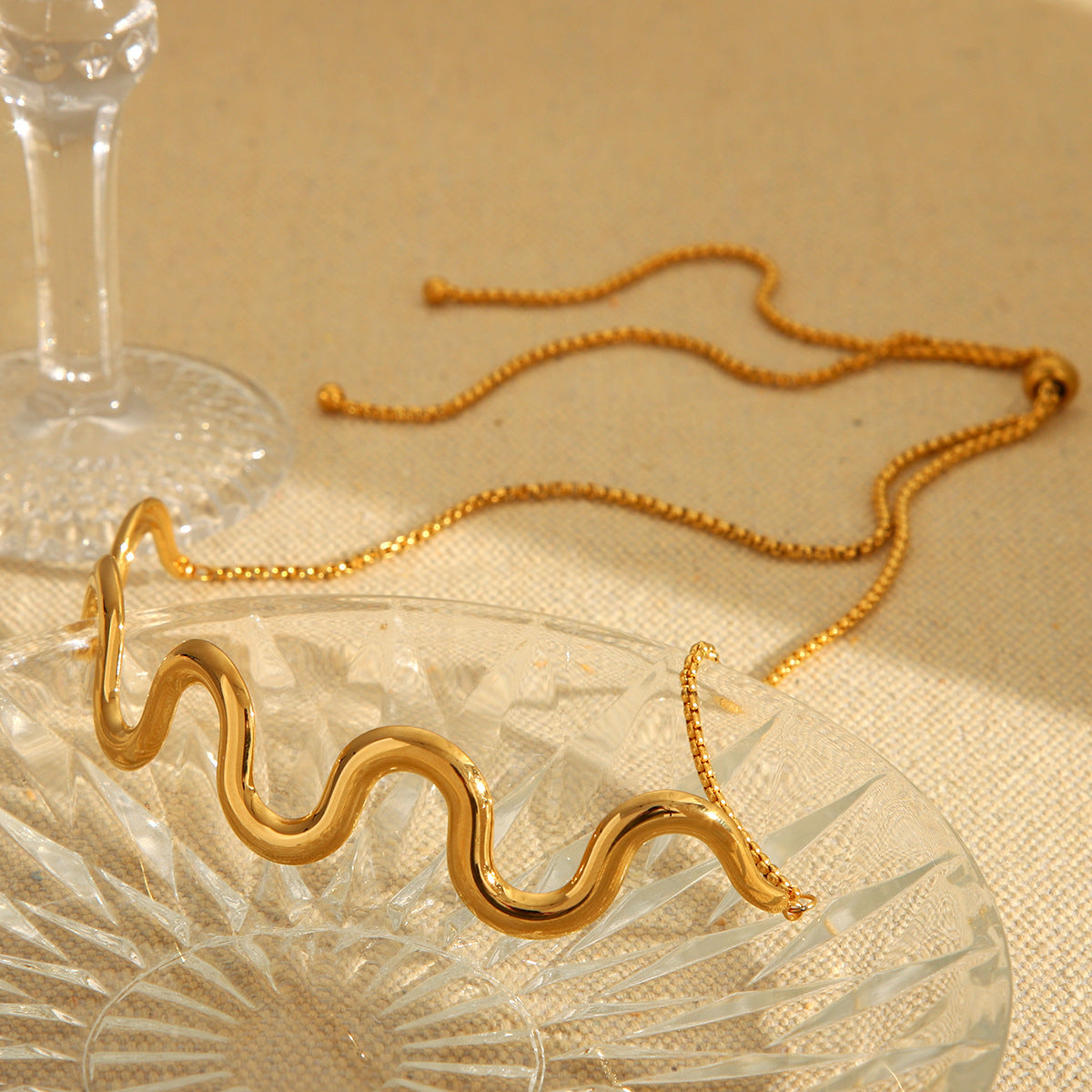 Collana da Donna Minimalista con Catena a Onda Geometrica in Acciaio Inox Placcato Oro 18K
