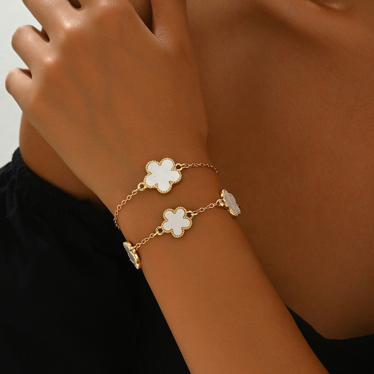 Bracciale da donna in lega di zinco con strass intarsiati e prugna floreale alla moda