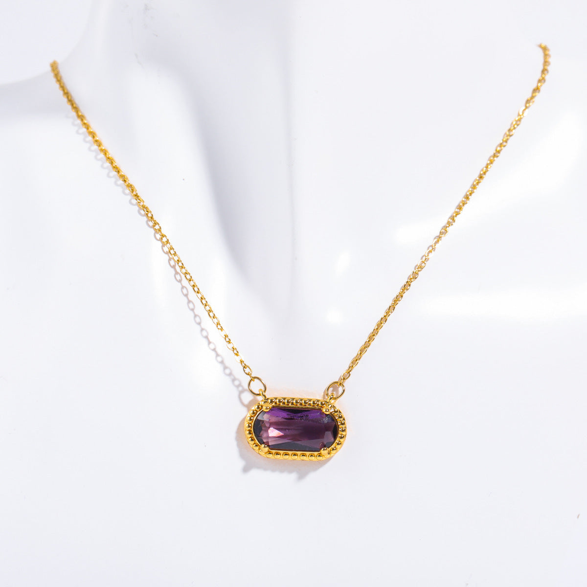 Elegante collana ovale con zircone verde in rame placcato oro da donna