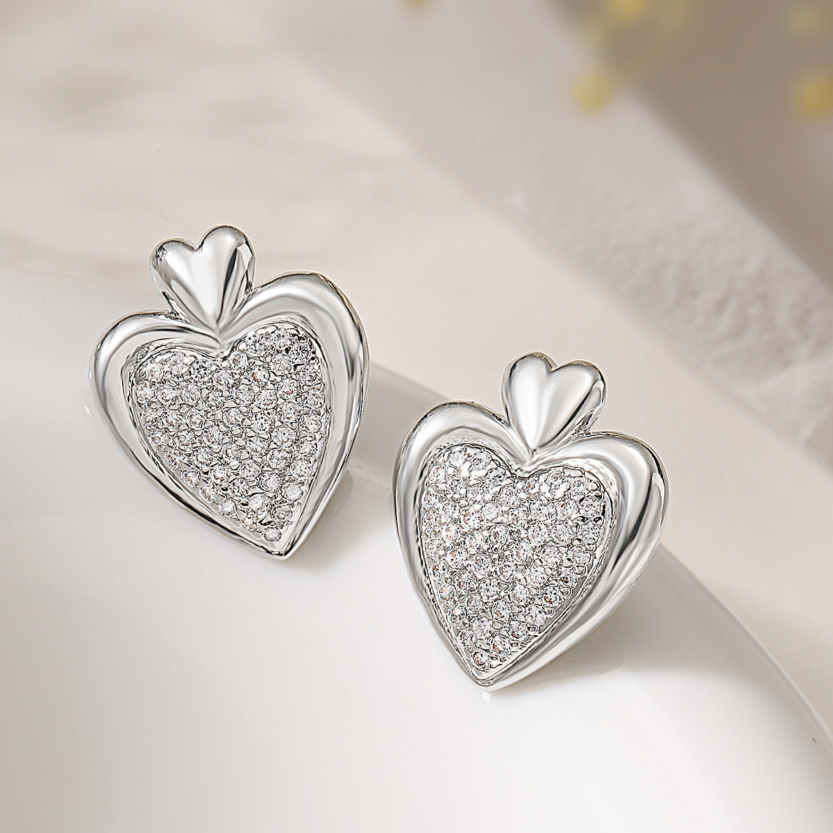Orecchini Minimalisti a Cuore in Rame Placcati Oro 18K con Intarsio di Zirconi da Donna