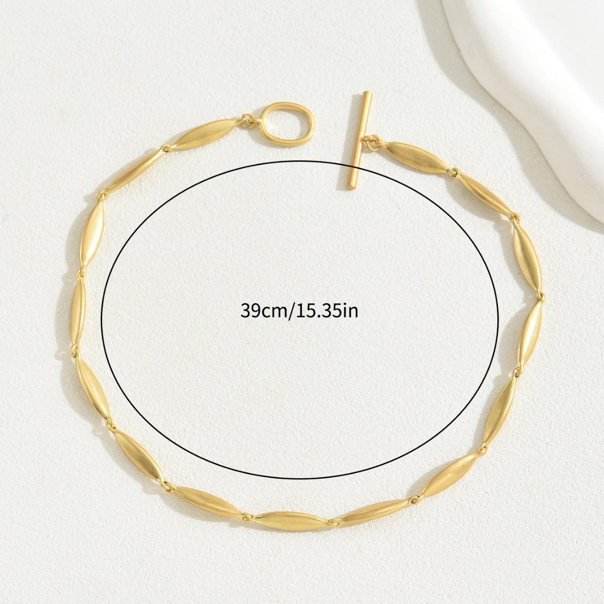 Collana da donna con ciondolo a croce geometrico minimalista in rame placcato con design dalle linee pulite