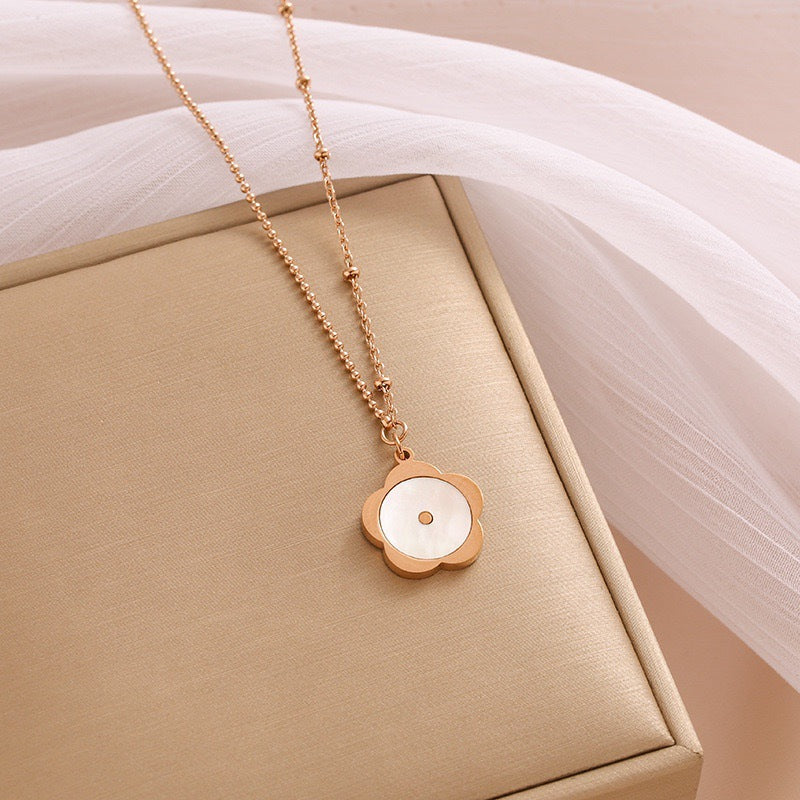 Originale Collana con Pendente a Forma di Trifoglio in Acciaio al Titanio con Intarsio di Strass su Catena a O per Uomini e Donne