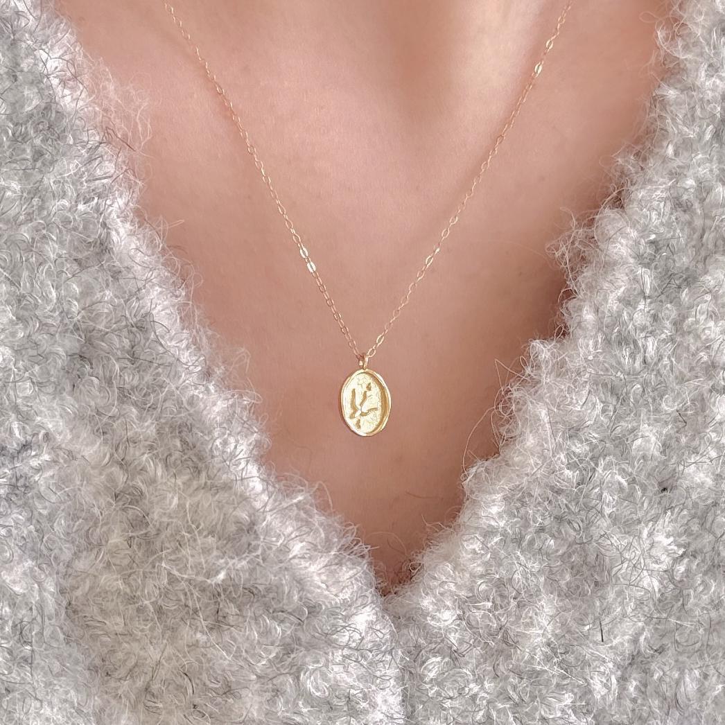 Collar con colgante minimalista de golondrina en plata de ley 925 con acabado chapado en cadena cruzada
