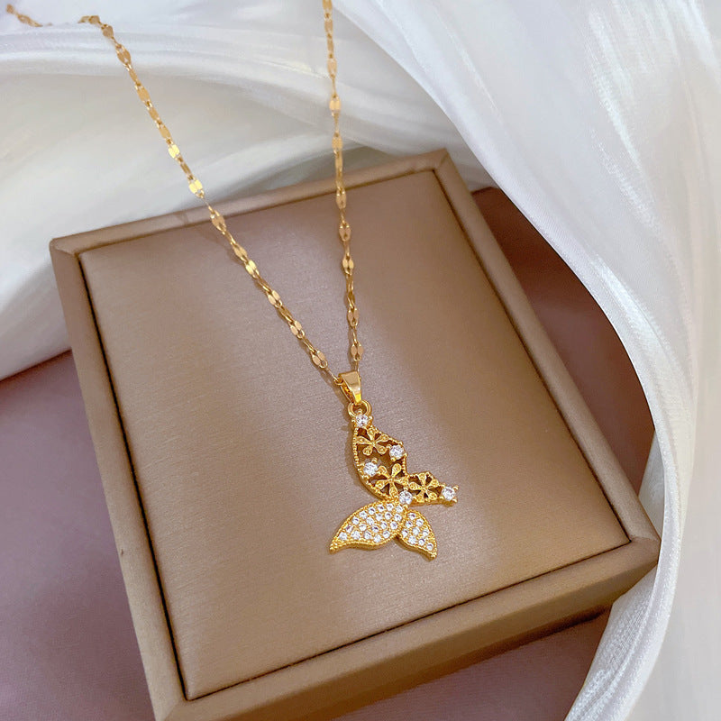 Collana con Pendente a Farfalla in Acciaio al Titanio di Lusso con Strass Micro-Incastonati, Delicata Catenina per Clavicola da Donna