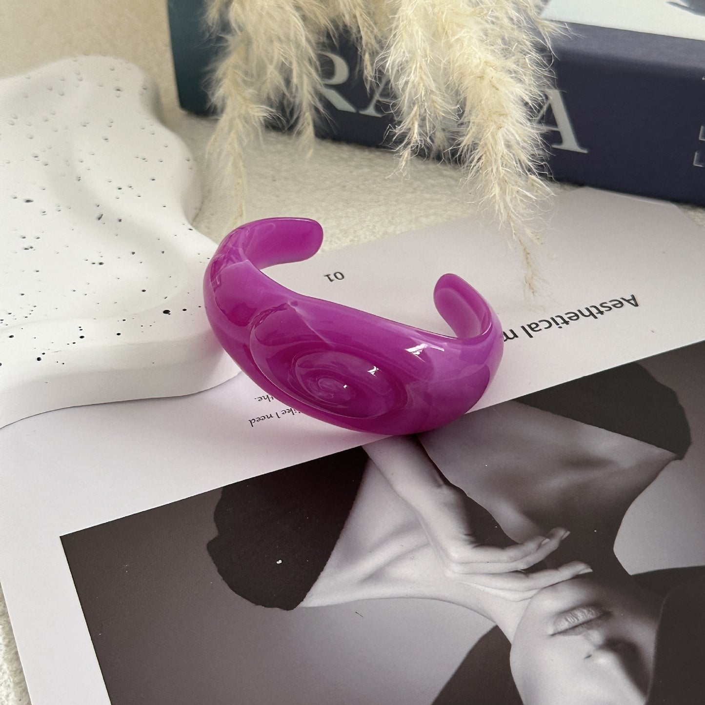 Luxury Round Gradient Acrylic Drip Oil Cuff Bracelet for Women