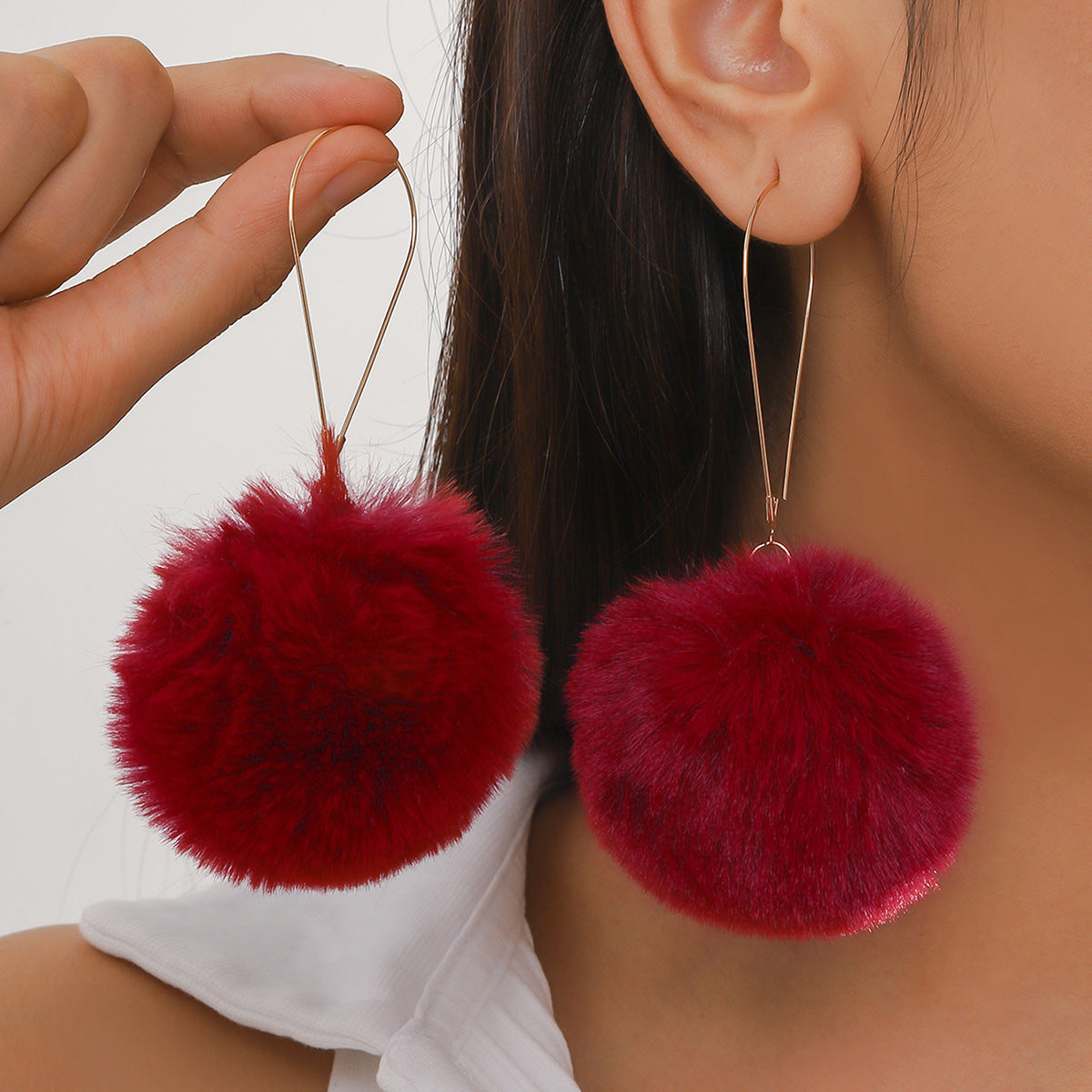 Orecchini pendenti da donna rotondi in peluche con forme geometriche dolci