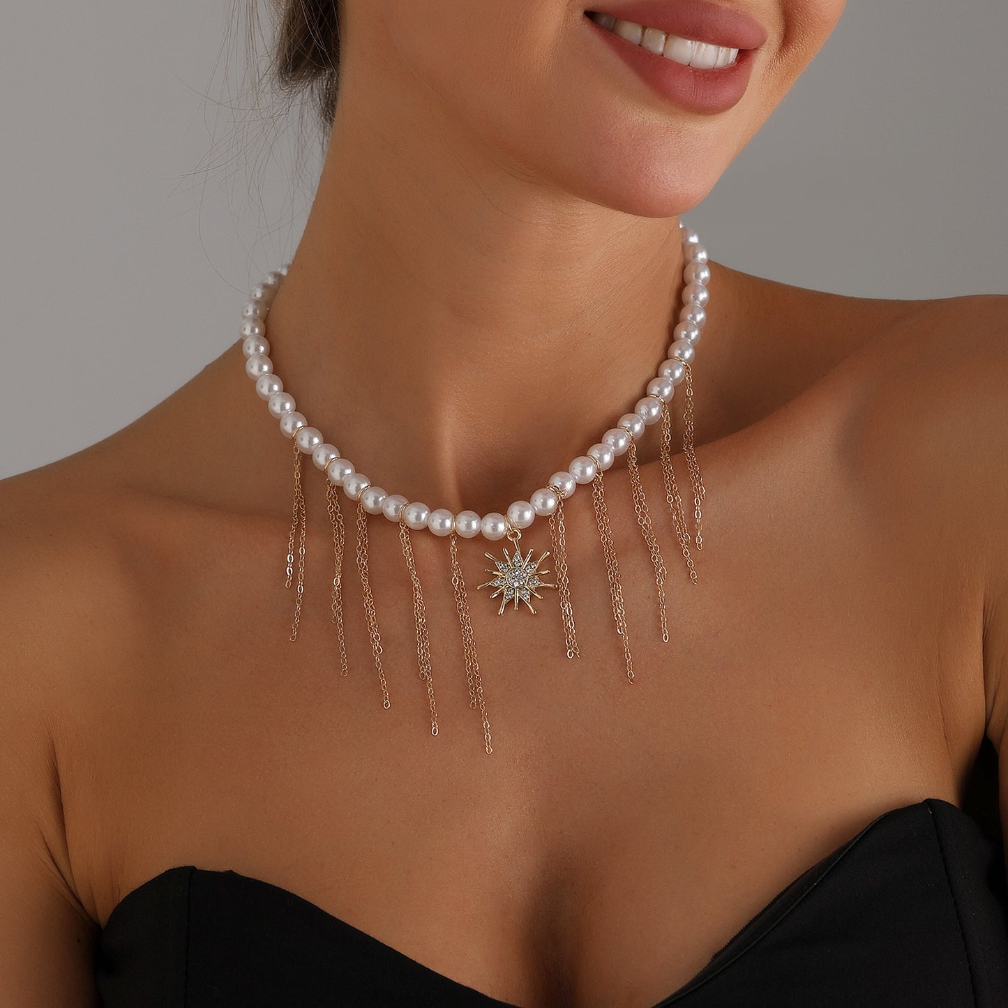 Collar con colgante de estrella geométrica para mujer con incrustaciones de diamantes de imitación y gargantilla de cadena de aleación chapada en oro
