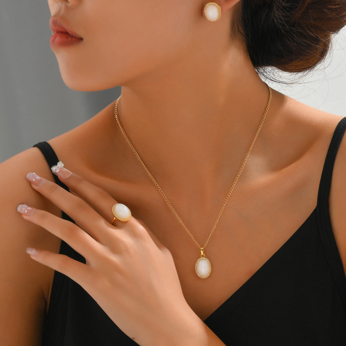 Juego de collar minimalista de cobre para mujer con colgante de corazón con incrustaciones de circonita, anillo y pendientes a juego