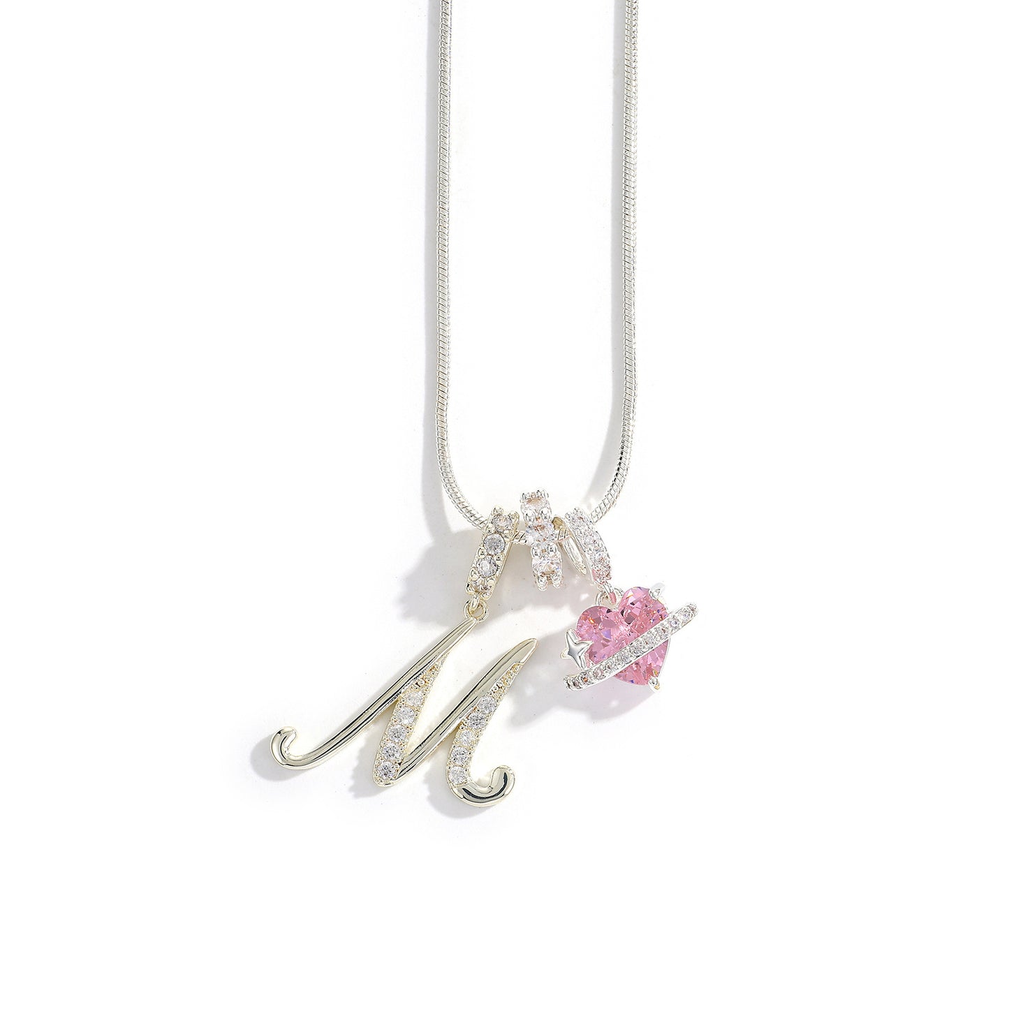 Collana con ciondolo a lettera minimalista in rame con intarsio di zirconi dal design geometrico per donna