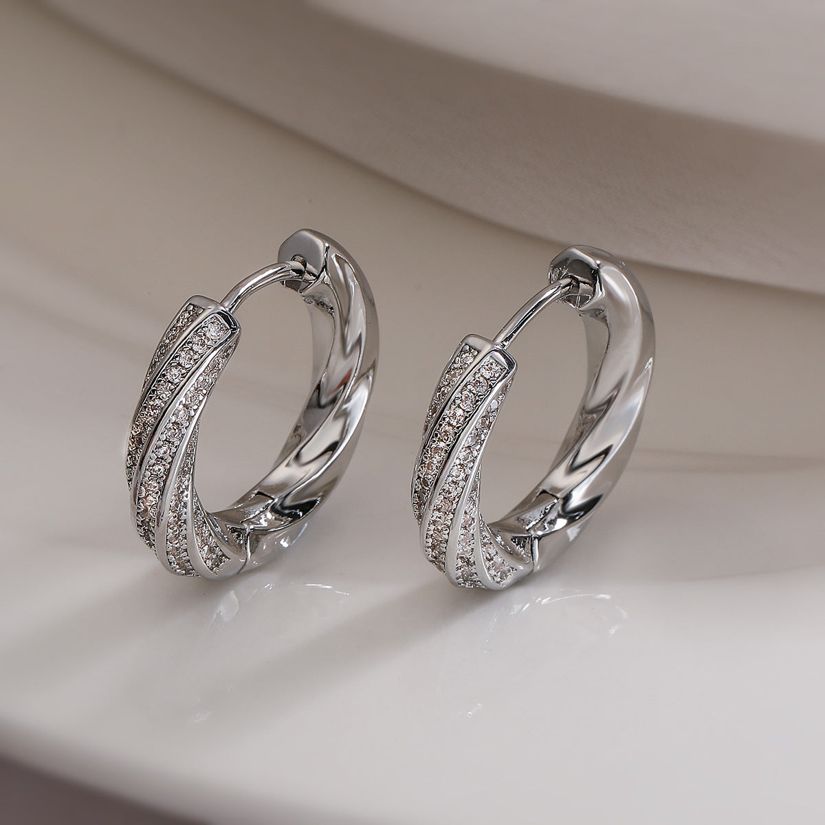Orecchini a cerchio irregolari geometrici minimalisti da donna con base in rame, placcatura in oro vero e intarsio di zirconi