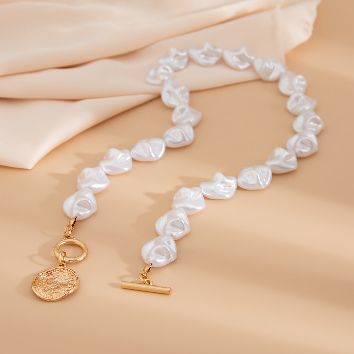 Collar con colgante de aleación con forma de corazón, estilo francés vintage, con acabado chapado y cadena de perlas para mujer