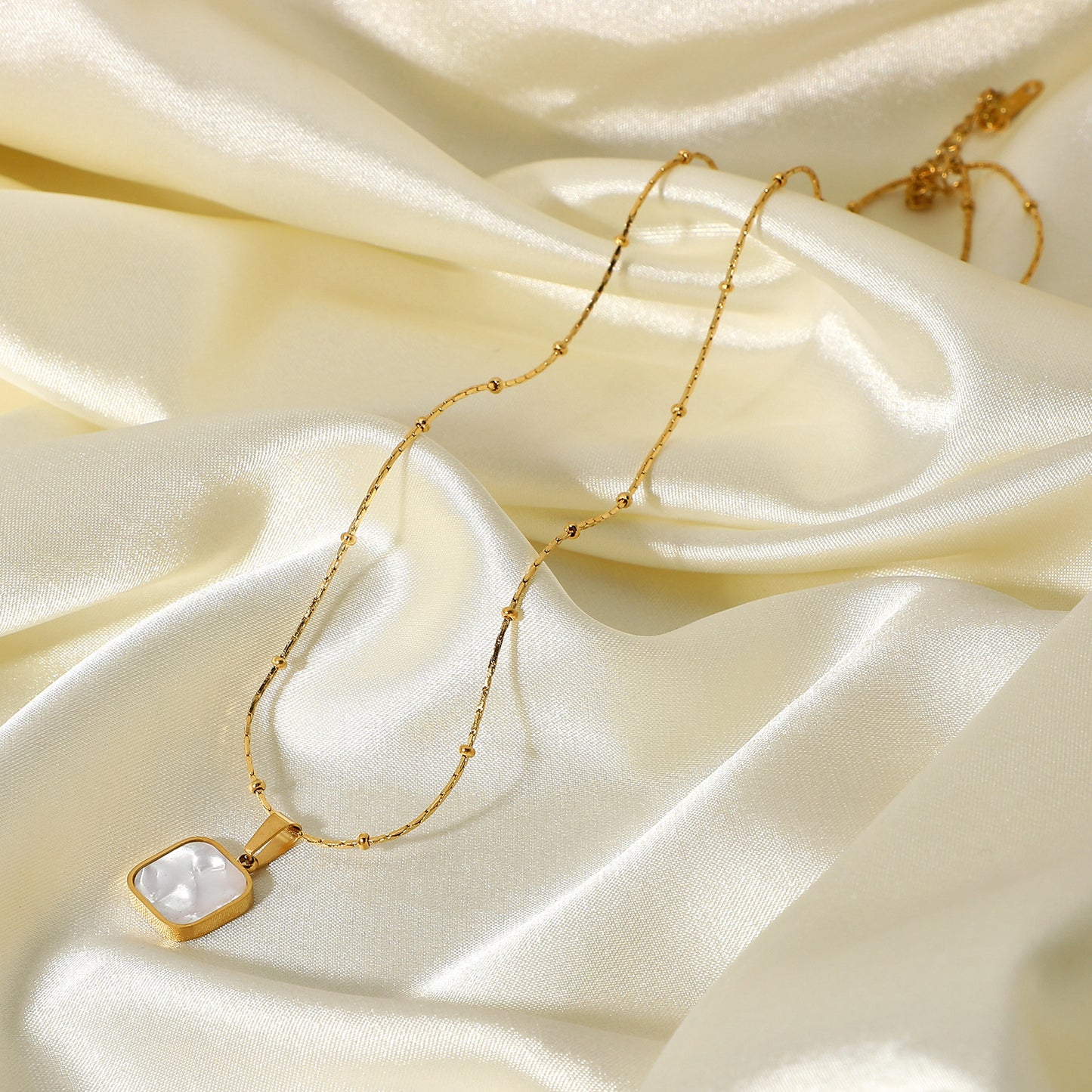 Collar Minimalista de Concha Dulce y Fresca para Mujer en Acero Inoxidable con Diseño Geométrico y Acabado Chapado en Oro