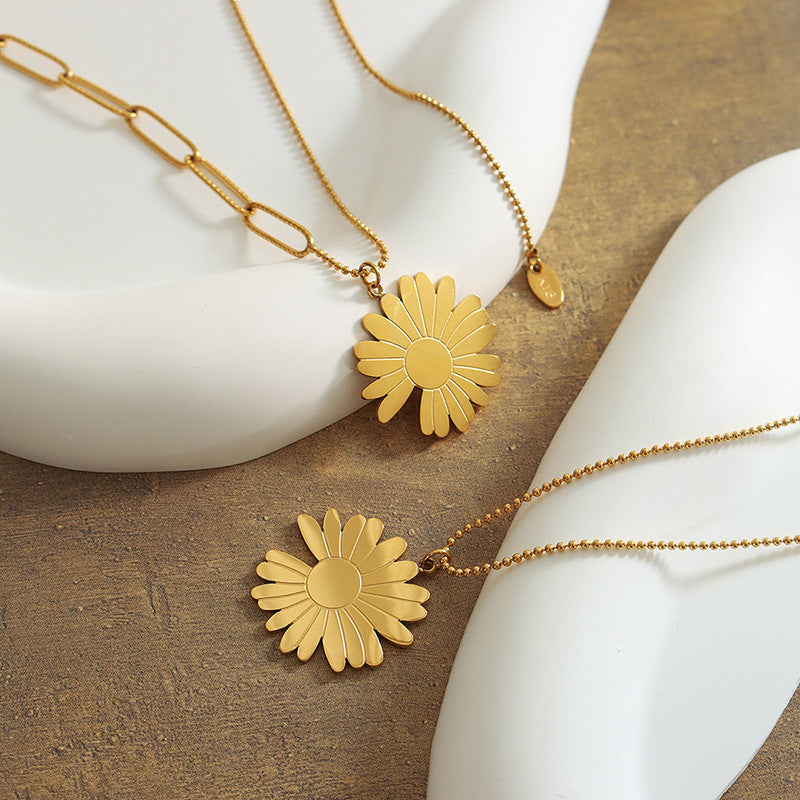 Collana Pendente Margheritina Minimalista in Acciaio al Titanio con Finitura Placcata su Catena a O per Donna e Uso Unisex