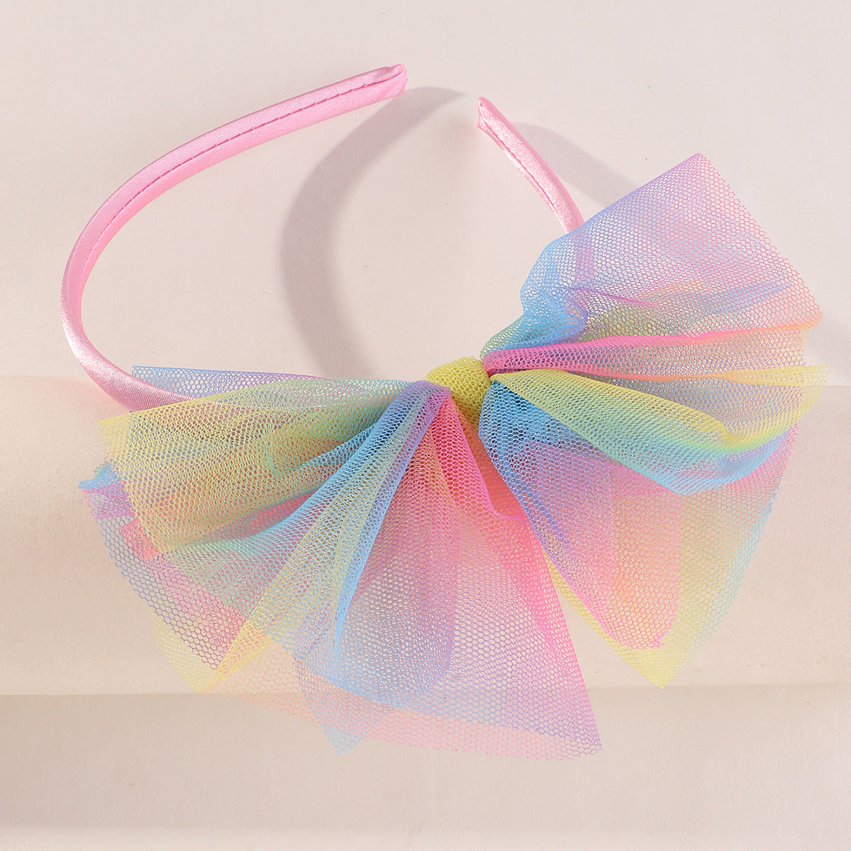 Fascia per capelli con fiocco grande colorata e minimalista, con dettagli arricciati e abbellimenti in perle per bambini
