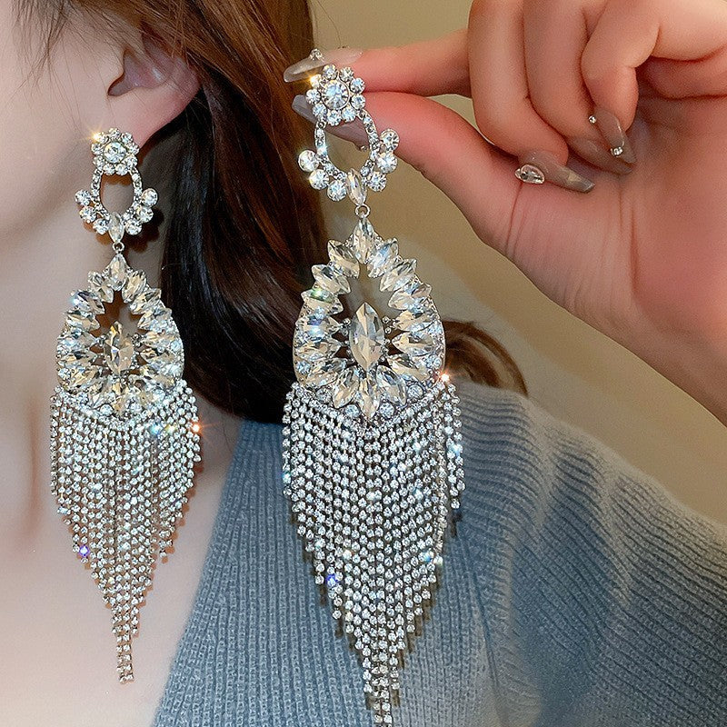 Orecchini a perno di lusso con lega geometrica irregolare e intarsio di strass, placcati argento, alla moda e versatili da donna