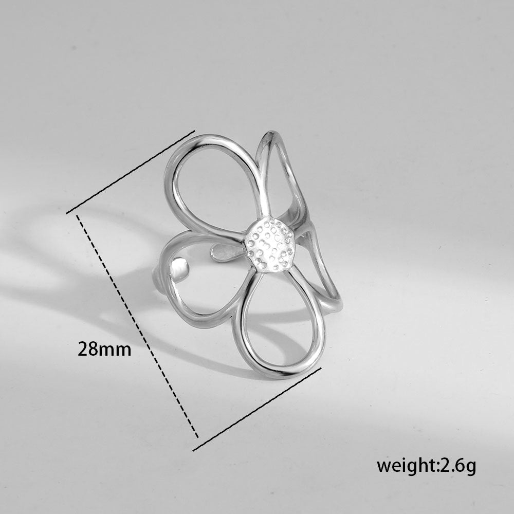 Anillo de acero de titanio abierto con diseño floral dulce y atrevido y pendientes de acero inoxidable con acabado chapado