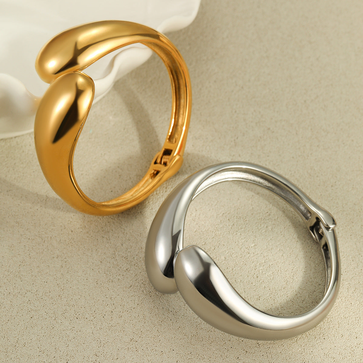 Fashionable Geometric Stainless Steel Bracelet with 18K Gold Plating for Women