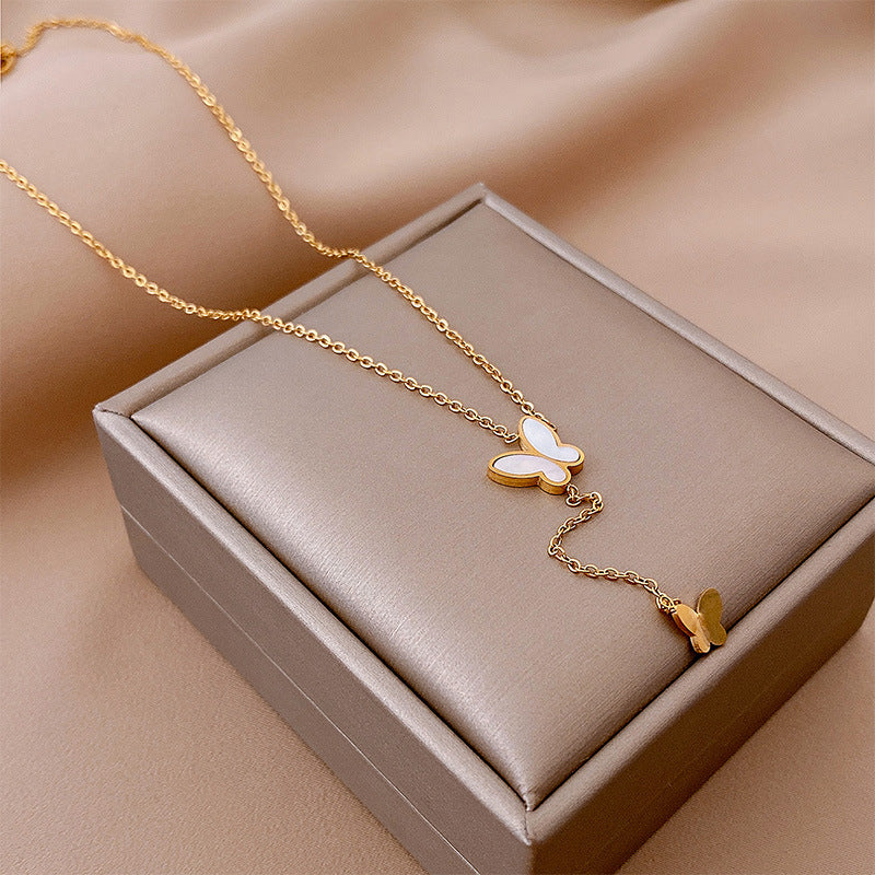 Collana con ciondolo a farfalla in abalone color freddo minimalista da donna, catena a clavicola placcata in acciaio al titanio