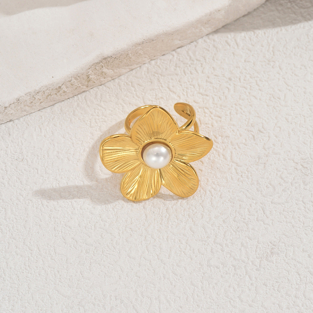 Anello aperto da donna a design floreale con intarsio in perla, in rame, anello a fascia minimalista alla moda a forma di cuore e fiore
