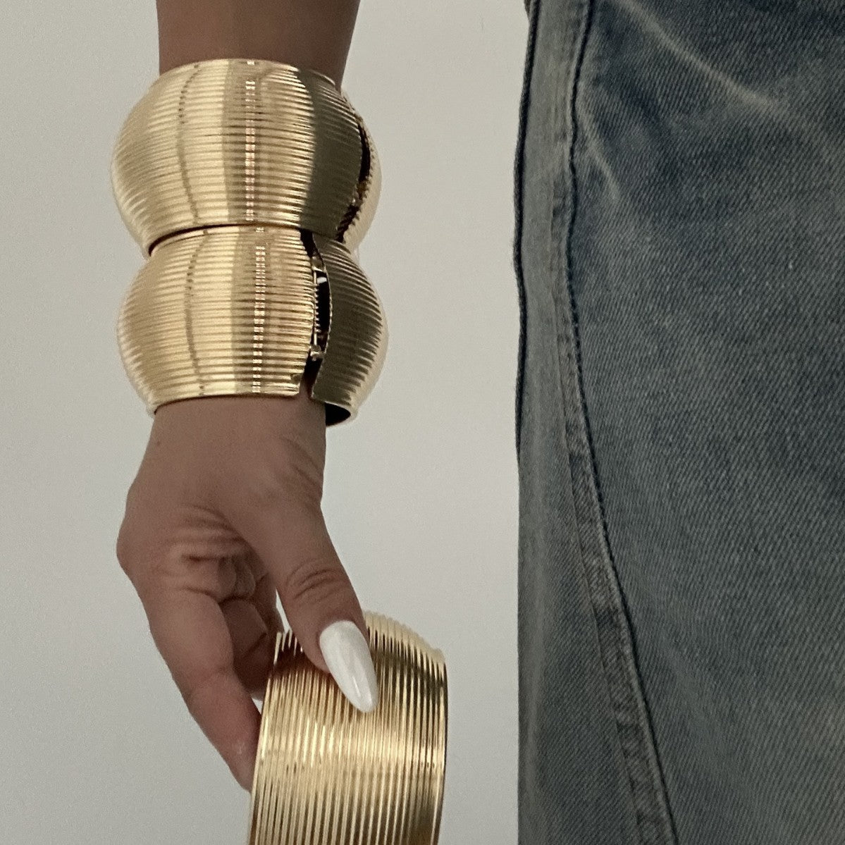 Bracciale Placcato in Lega con Superficie Larga, Struttura Tonda Geometrica, Minimalista ed Elegante