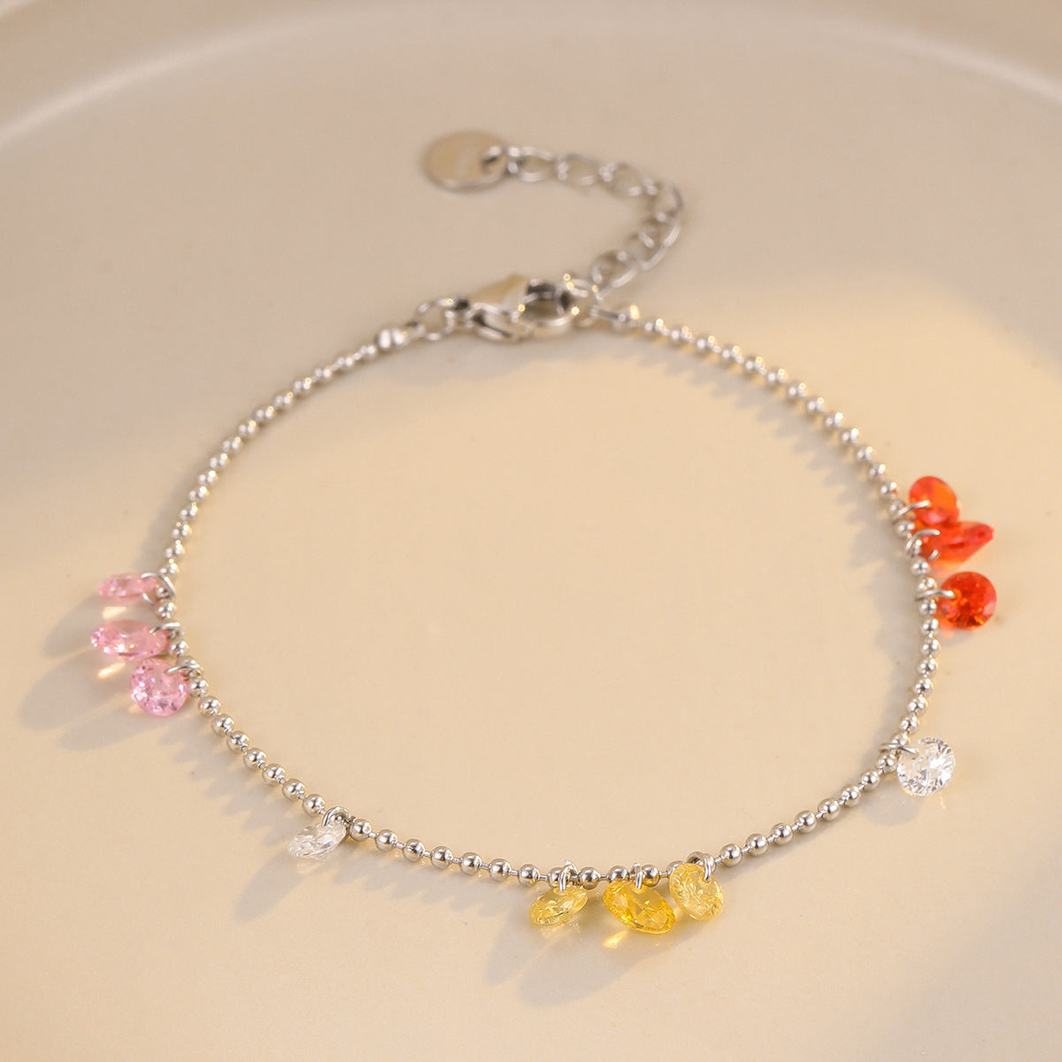 Bracciale da donna minimalista e alla moda in acciaio inossidabile con intarsi in zirconi colorati e placcatura in oro per un look di lusso
