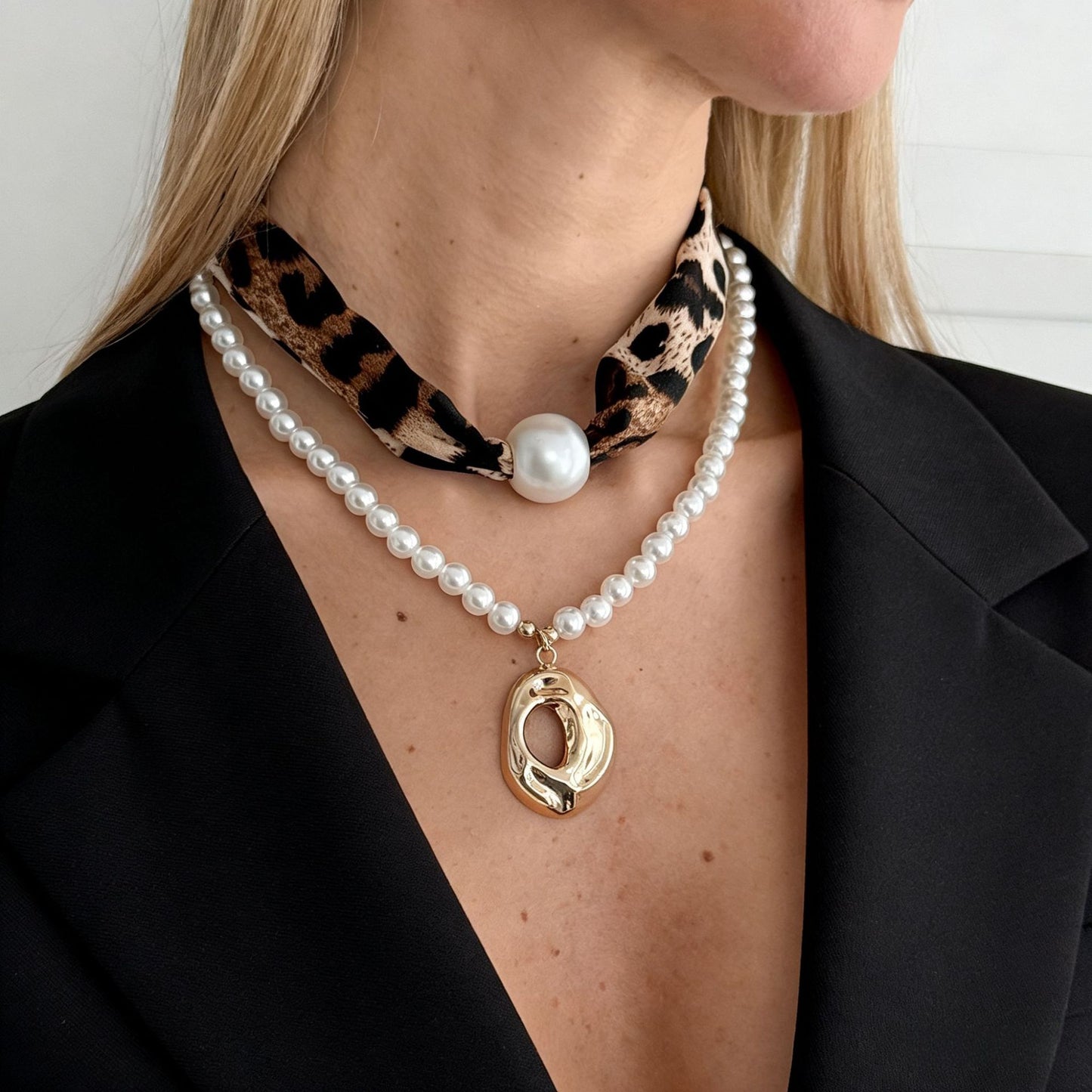 Collana da donna vintage con stampa leopardata in metallo liquido geometrica, perle finte e lega placcata in velluto